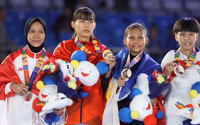 Vận động viên Trần Thị Ánh Tuyết (thứ hai từ trái sang) giành Huy chương vàng hạng cân 53 kg môn Taekwondo tại SEA Games 30. 