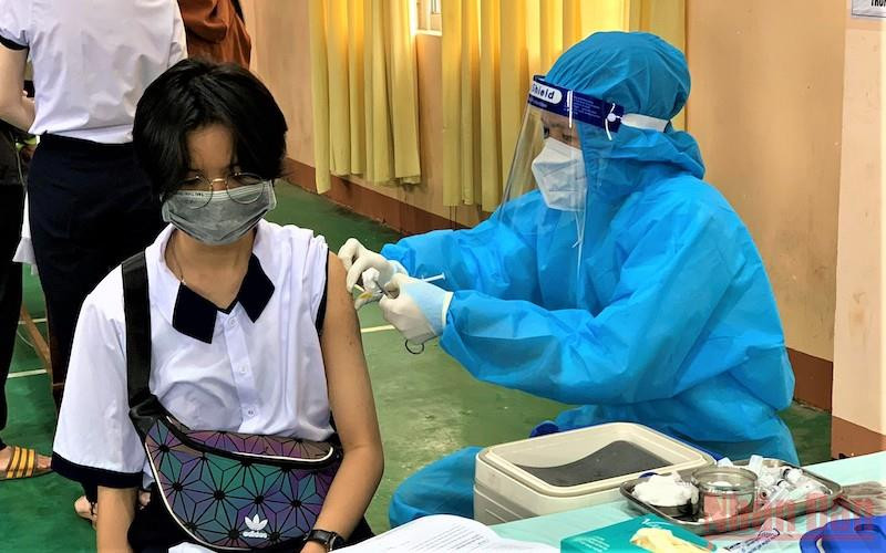 Ngành y tế tỉnh Đắk Lắk tiêm vaccine phòng Covid-19 cho các em học sinh từ 15 đến 17 tuổi.
