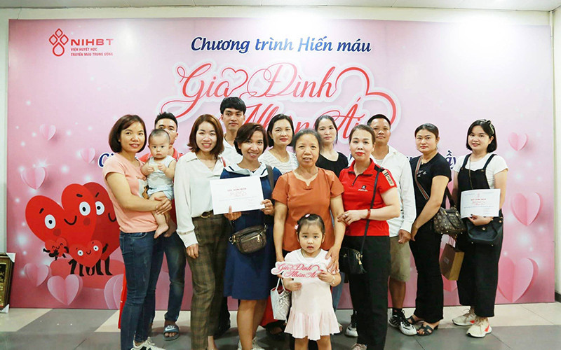 Gia đình ông Lê Trung Truyền (Hưng Yên) đã hiến máu gần 200 lần.