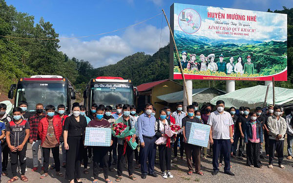 Người lao động chuẩn bị đi làm việc.