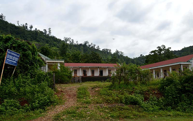 Khu nhà ban quản lý điều hành Dự án Thủy điện La Ngâu bỏ hoang từ năm 2010 đến nay. 
