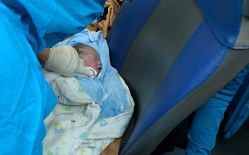 Em bé nặng khoảng 3 kg, chào đời trên tàu tối 8/10. (Ảnh: TCty ĐSVN cung cấp)