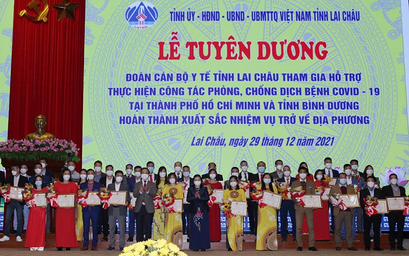 Lãnh đạo tỉnh Lai Châu tặng bằng khen cho các cán bộ đi hỗ trợ các tỉnh miền nam chống dịch trở về.
