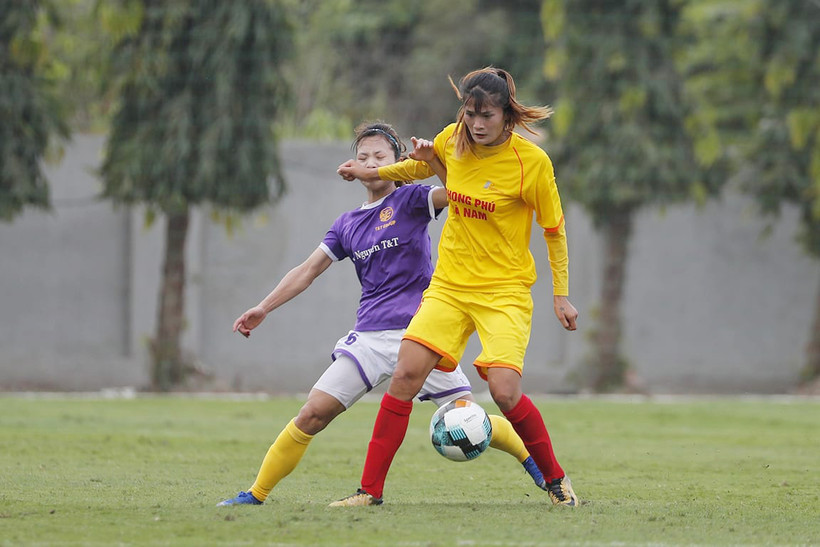 Đinh Thị Duyên (áo vàng) mở bàn cho PP Hà Nam. (Ảnh: VFF)