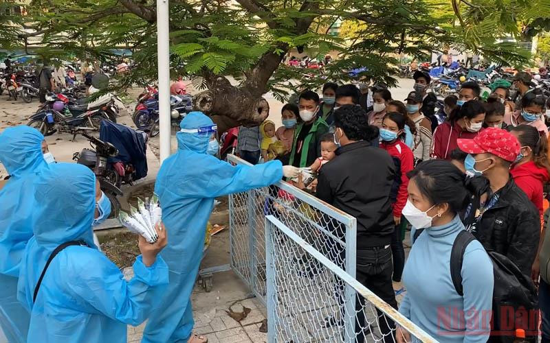 Trao sữa cho các cháu bé theo cha mẹ trở về An Giang.