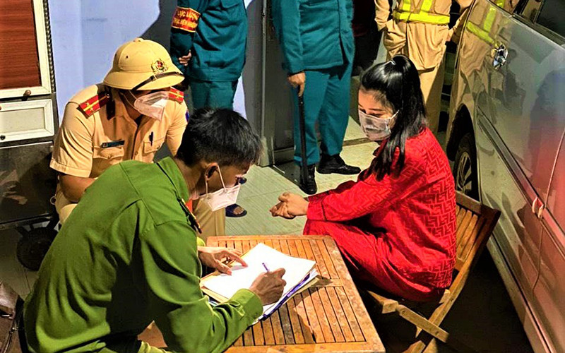 Tổ công tác Công an huyện Krông Búk phát hiện chiếc xe vi phạm và tiến hành lập biên bản vụ việc. (Ảnh: Công an huyện Krông Búk)