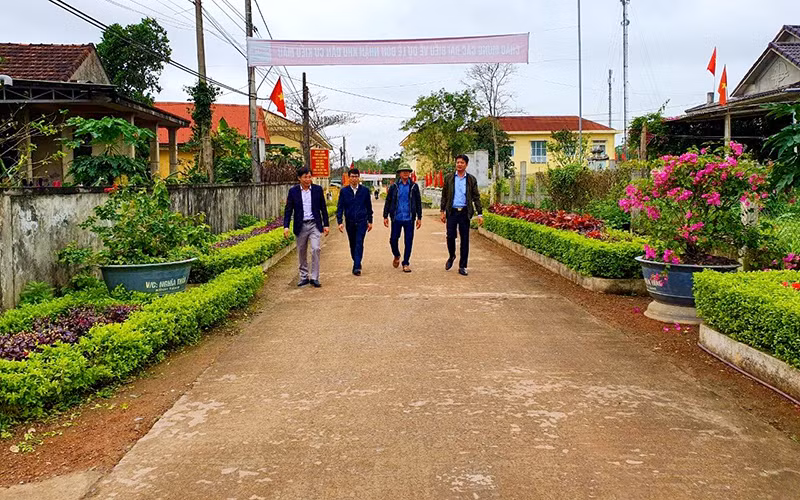 Tuyến đường liên thôn, liên xã ở xã nông thôn mới Xuân Thủy, huyện Lệ Thủy (Quảng Bình) được rải bê-tông sạch đẹp.