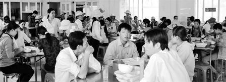 Bữa ăn của công nhân bị cắt giảm do doanh nghiệp khó khăn.