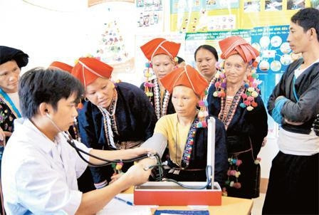 Thực hiện Ðề án 1816 - cán bộ y tế tuyến trên tăng cường về cơ sở.