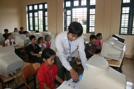 Giờ tin học của thầy trò Trường PTDTNT Cao Phong (tỉnh Hòa Bình). Ảnh: HOÀNG HÙNG