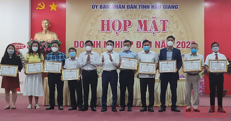 Tặng Bằng khen cho các doanh nghiệp tiêu biểu năm 2021.