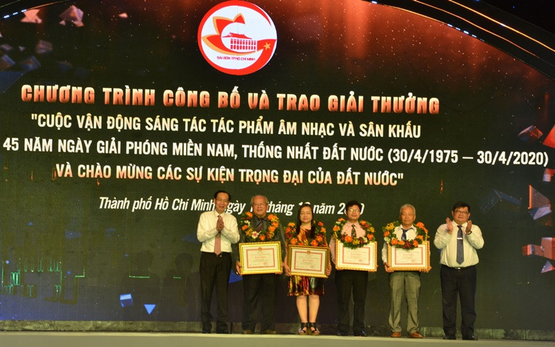 Các đại biểu trao giải A cho các tác giả đoạt giải.