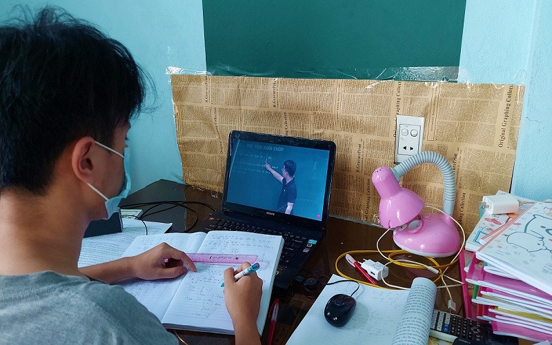 Sở Giáo dục- Đào tạo Quảng Bình khuyến khích học sinh nơi có điều kiện học bằng hình thức trực tuyến.