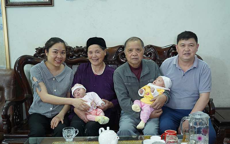 Hạnh phúc sau 14 năm "săn con" của anh Hóa, chị Miền.