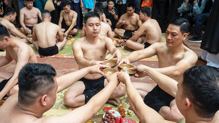 Các thanh niên khỏe mạnh tham gia hội vật cầu được gọi là quan cầu.