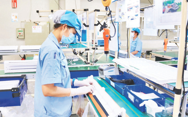 Sản xuất linh kiện điện tử tại Công ty TNHH Rhythm Precision Việt Nam, khu công nghiệp Nội Bài (Hà Nội).