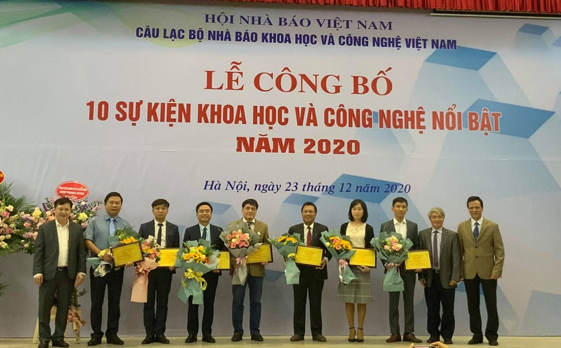 Đại diện Bộ KH-CN, Viện Hàn lâm KH-CN Việt Nam và Câu lạc bộ Nhà báo Khoa học và Công nghệ Việt Nam trao chứng nhận và hoa cho các tác giả và nhóm tác giả có công trình được bình chọn sự kiện KH-CN nổi bật năm 2020.