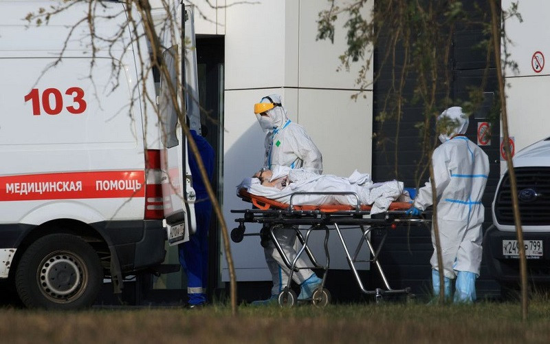 Các nhân viên y tế di chuyển bệnh nhân bên ngoài bệnh viện điều trị Covid-19 ở Moscow, Nga, ngày 13/10/2021. (Ảnh: Reuters)