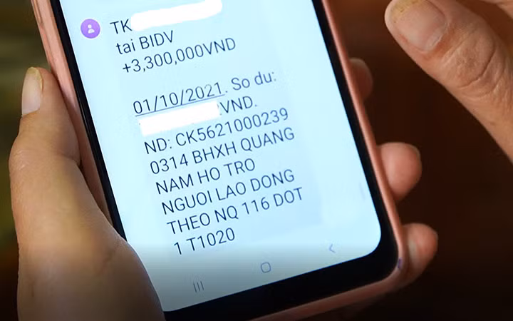 Lao động ở Quảng Nam nhận tiền hỗ trợ qua tài khoản ngân hàng (Ảnh: Thanh Dũng).