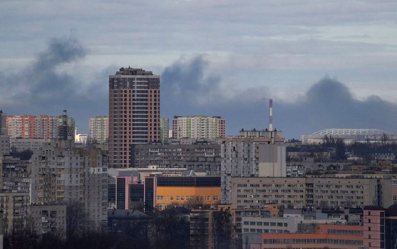 Khói bốc lên sau đợt pháo kích ở Kiev, Ukraine, ngày 27/2/2022. Ảnh: REUTERS