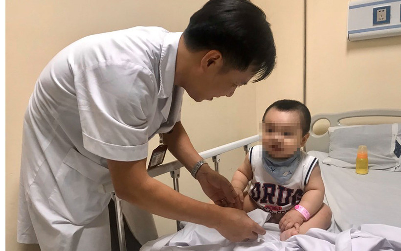 Bệnh nhi đang điều trị tay chân miệng tại Bệnh viện E.