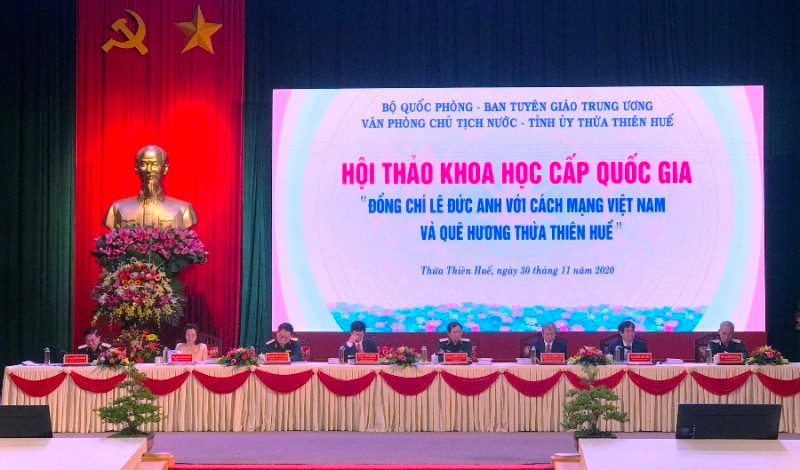 Đoàn Chủ tịch chủ trì hội thảo.