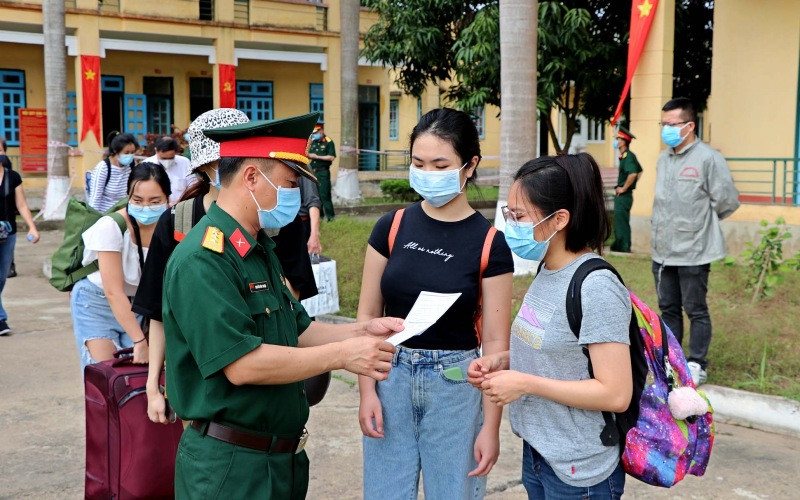 Các công dân phấn khởi khi hết thời gian cách ly tập trung.