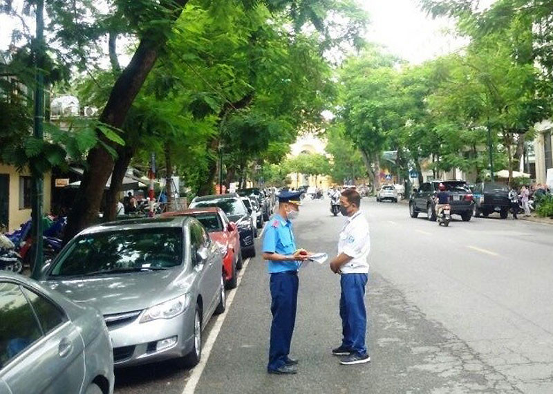 Thanh tra Sở Giao thông vận tải kiểm tra hoạt động trông giữ phương tiện. (Ảnh: TTGT)