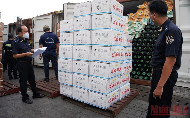 Cán bộ Chi cục Hải quan cửa khẩu cảng Sài Gòn khu vực 1 kiểm tra hàng hóa xuất-nhập khẩu. (Ảnh: Anh Tuấn)