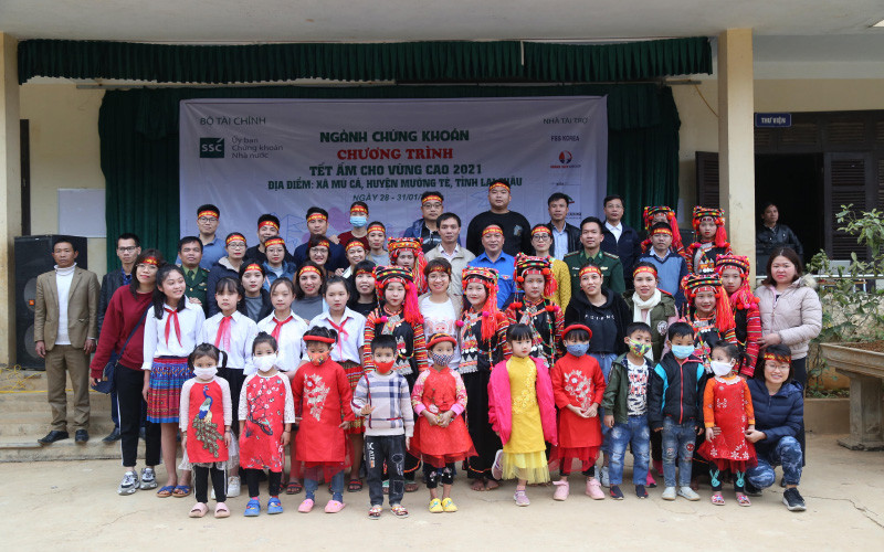 Đoàn thăm và tặng quà cho học sinh xã Mù Cả.