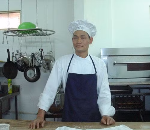 Bếp trưởng khiếm thính Nguyễn Văn Hợp.