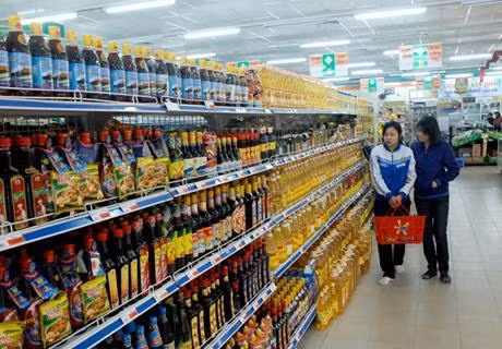 Người tiêu dùng mua hàng bình ổn giá tại siêu thị Hapro Mart Sài Đồng (Gia Lâm, Hà Nội)