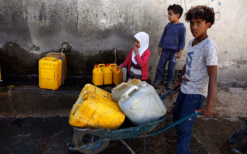 Trẻ em dùng can nhựa để lấy nước sinh hoạt tại Sanaa, Yemen, ngày 28/10/2021. Ảnh: THX/TTXVN