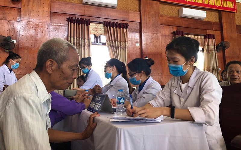 Tặng quà và khám sức khỏe cho thân nhân của người có công