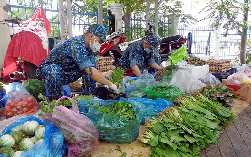 Chuẩn bị thực phẩm cho người dân.