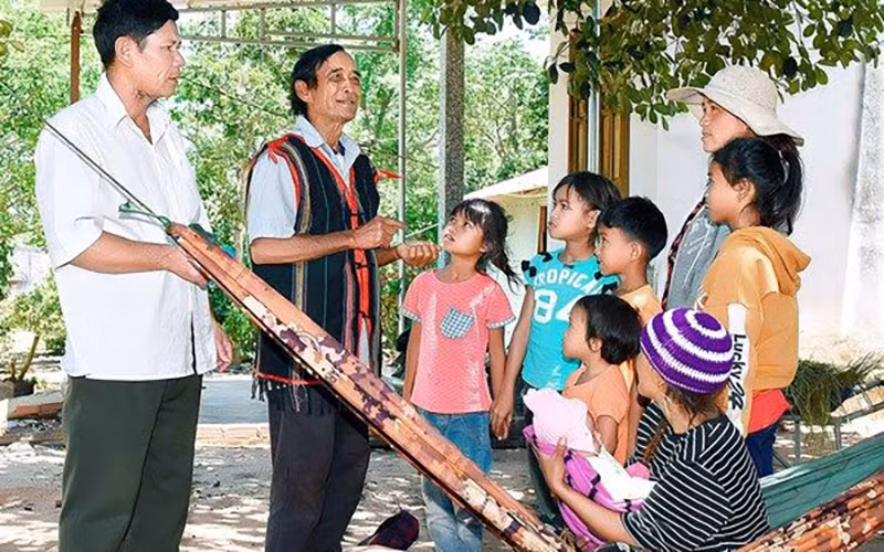 Già làng Srôi (thứ hai từ trái sang) luôn gần gũi với người dân.