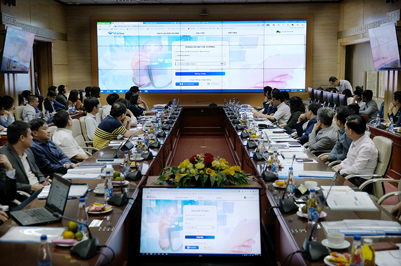 Các đại biểu nghe đơn vị phát triển một phần mềm giới thiệu về hệ thống đặt lịch khám, chữa bệnh trực tuyến.
