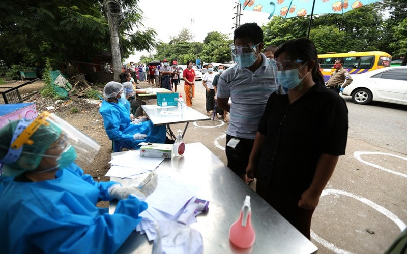 Nhân viên y tế thu thập thông tin về tình trạng sức khỏe của người dân trong chiến dịch kiểm tra sức khỏe và truy vết tiếp xúc tại Yangon, Myanmar, ngày 8-9. (Ảnh: Tân Hoa xã)