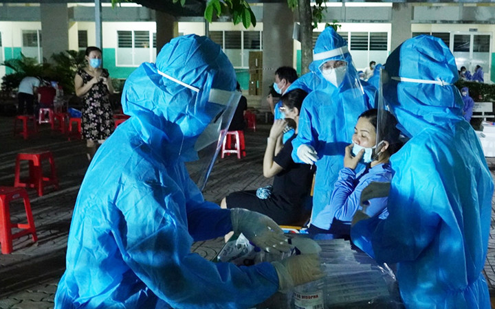 Lấy mẫu xét nghiệm cho người dân ở vùng nguy cơ cao tại TP Hồ Chí Minh. Ảnh: VÕ MẠNH HẢO