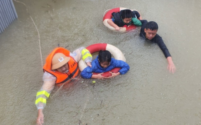 Sơ tán người dân Cẩm Xuyên, Hà Tĩnh ra khỏi nơi nguy hiểm. Ảnh: NGÔ TUẤN.