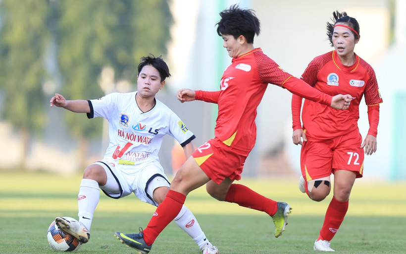 TP Hồ Chí Minh I (bên phải) giành Cúp quốc gia 2021, sau khi vượt qua Hà Nội I Watabe với tỷ số 2-0. Ảnh: MINH DÂN