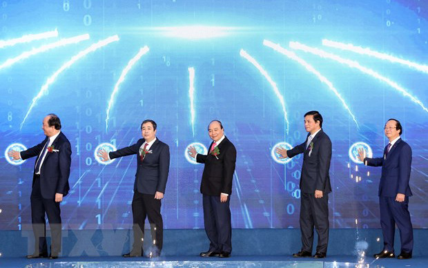 Thủ tướng Nguyễn Xuân Phúc cùng các vị lãnh đạo thực hiện nghi thức động thổ triển khai dự án (Ảnh: TTXVN).