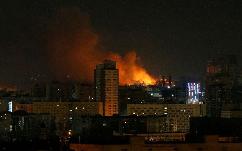 Khói và lửa bốc lên trong cuộc pháo kích gần Kiev, Ukraine, trong lúc Nga tiếp tục chiến dịch quân sự đặc biệt ở Ukraine, ngày 26/2/2022. Ảnh: REUTERS