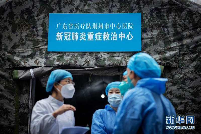 Các y sĩ đang đứng trước cổng vào Trung tâm Điều trị bệnh nhân Covid-19 nặng. (Nguồn: Tân Hoa xã)