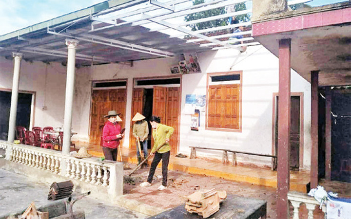 Người dân TP Lào Cai khắc phục thiệt hại do lốc xoáy ngày 12-5 gây ra. 