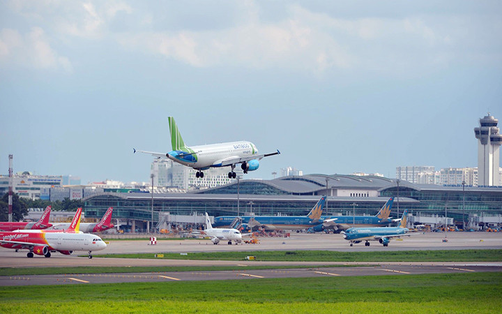 Các hãng hàng không đang cạnh tranh bằng cách giảm giá vé. Tuy nhiên, việc giảm giá quá mạnh sẽ gây ra méo mó trong bức tranh thị trường, mất cân đối giữa giá thành và giá bán.