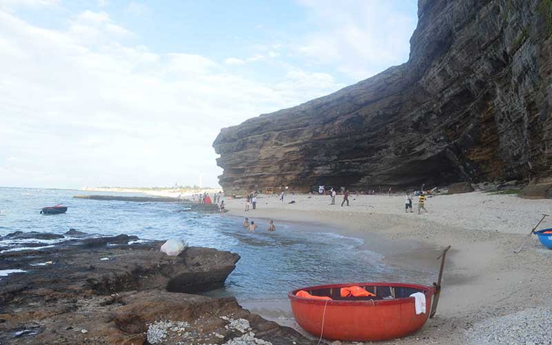 Thắng cảnh Hang Câu trên đảo Lý Sơn (Quảng Ngãi).