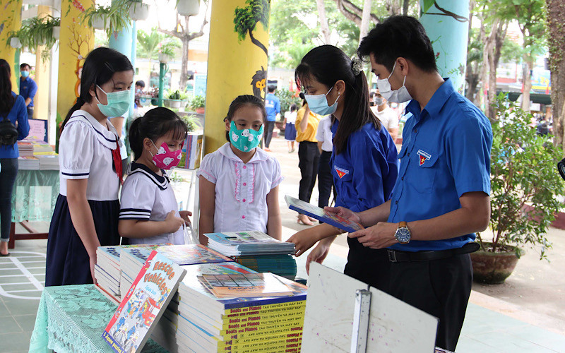 Đoàn viên hỗ trợ các em nhận sách