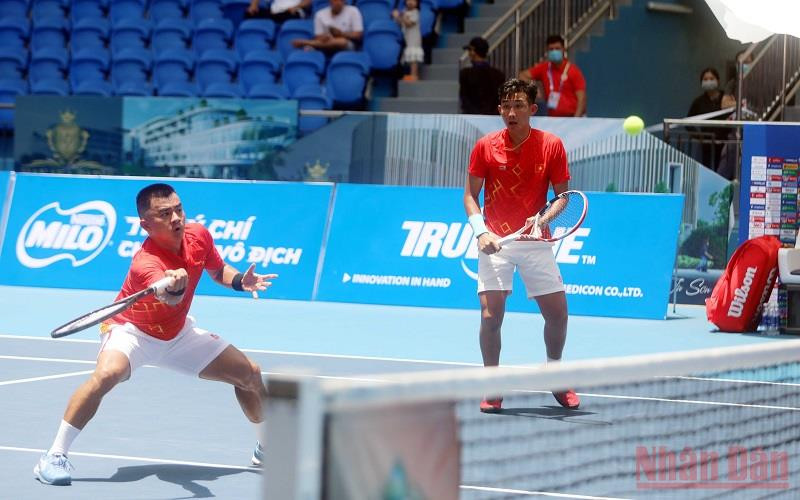 Hai tay vợt Lê Quốc Khánh và Nguyễn Văn Phương của Việt Nam trong trận đấu đôi nam.