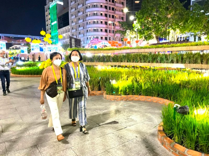 Người dân tham quan tại Đường hoa Nguyễn Huệ Tết Nhâm Dần 2022.